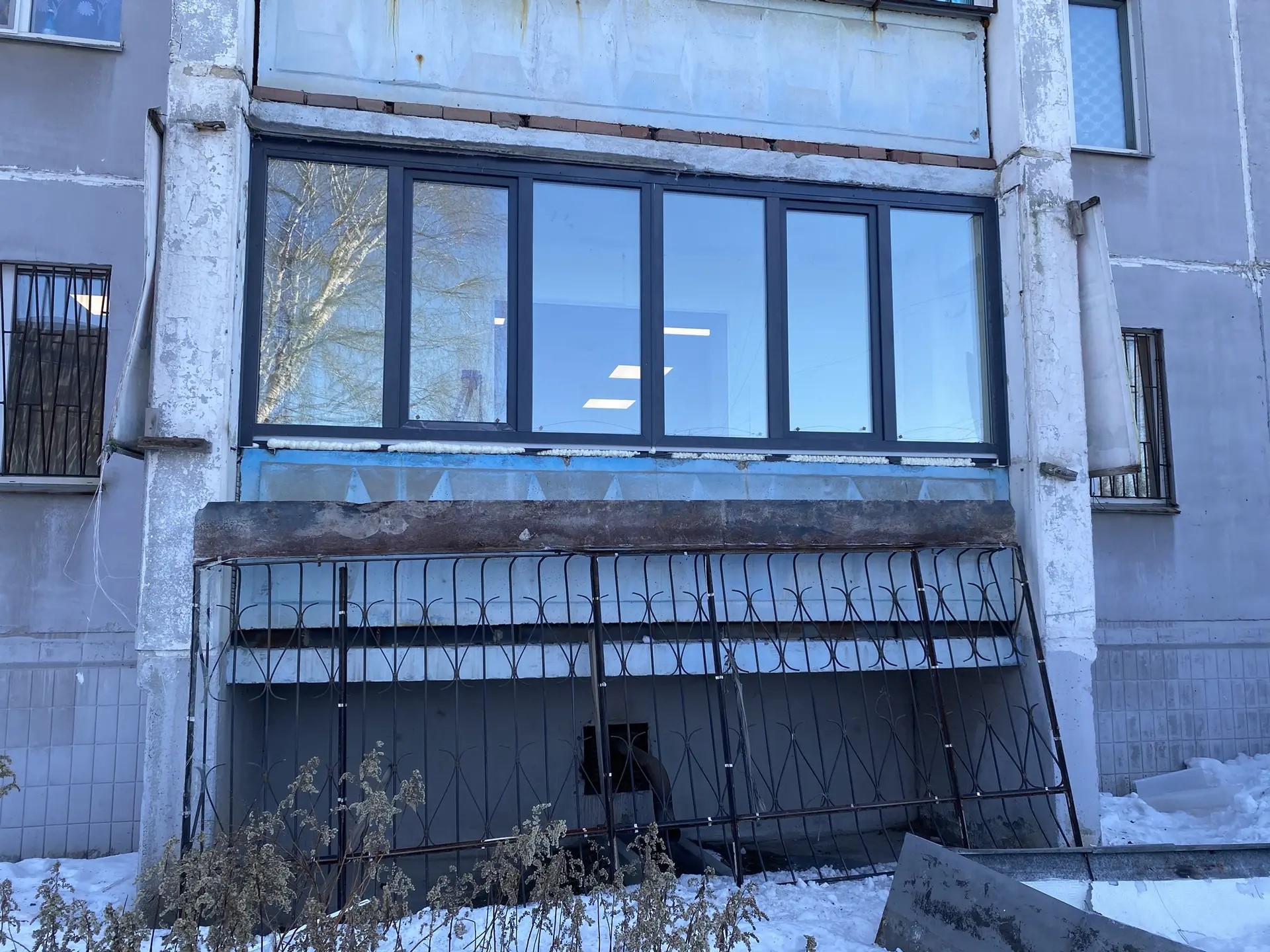 Мы занимаемся остеклением балконов. 